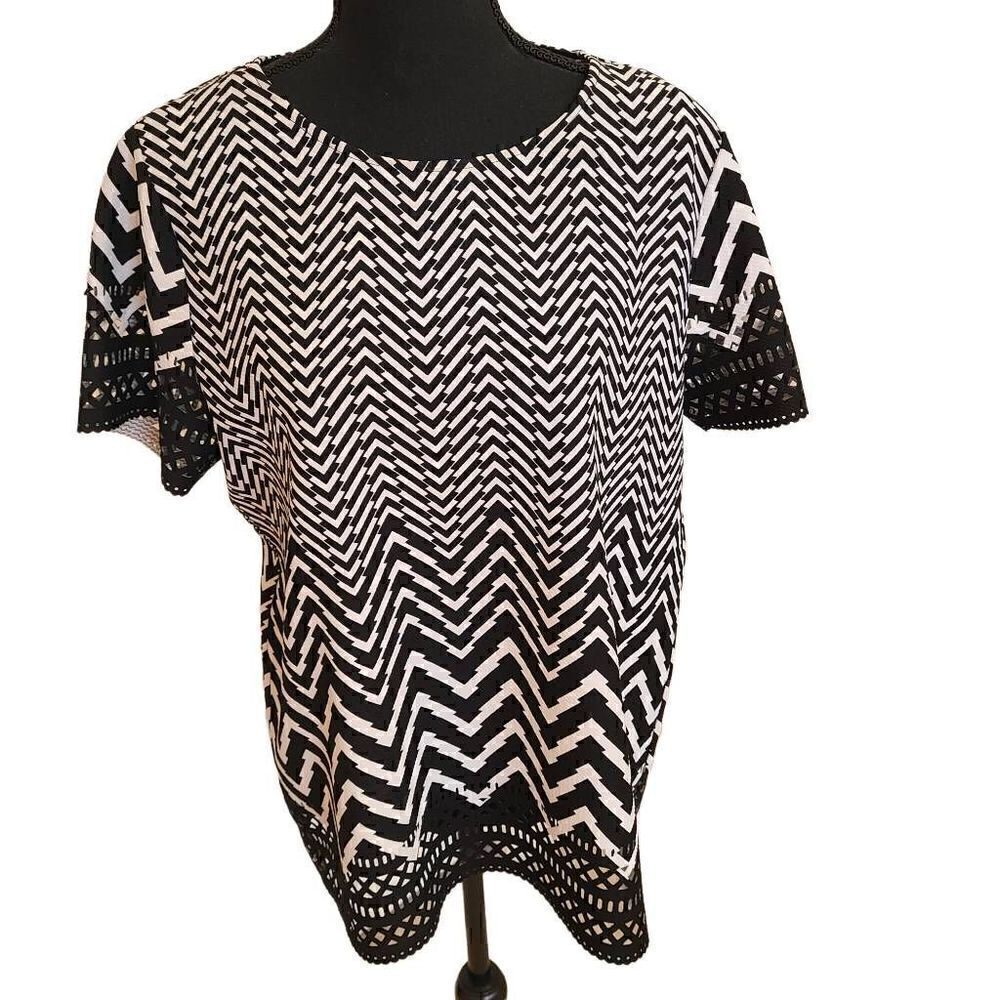 Tahari Arthur S. Levine Black White Print Short Sleeve Laser Trim Top Large